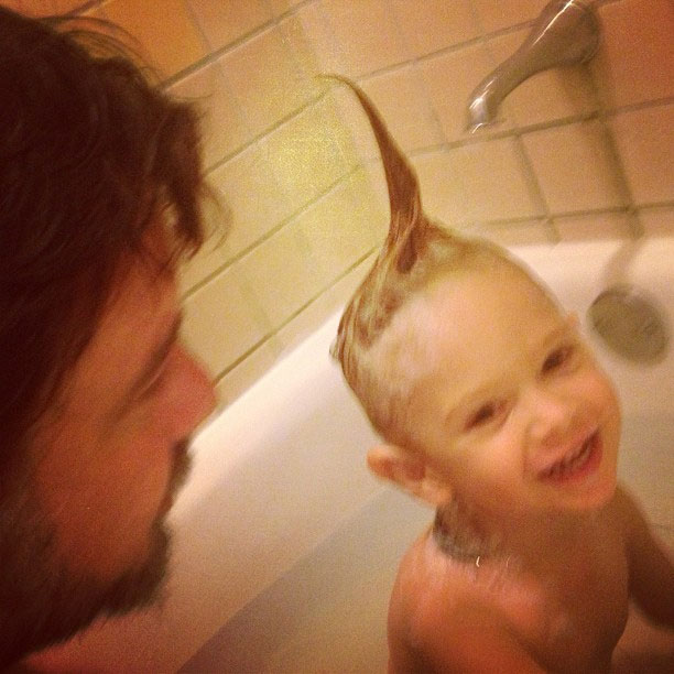 Adriane Galisteu posta foto do filho na banheira