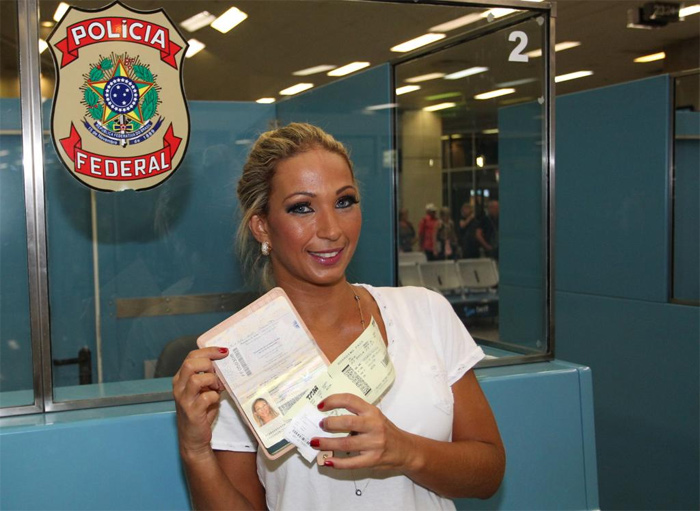 Valesca Popozuda embarca para a Suíça e mostra passaporte