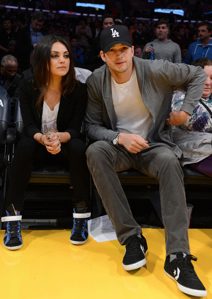 Mila Kunis e Ashton Kutcher conferem jogo do Lakers, em Los Angeles