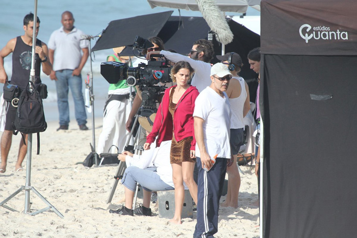 Magérrima, Deborah Secco roda filme em praia do Rio