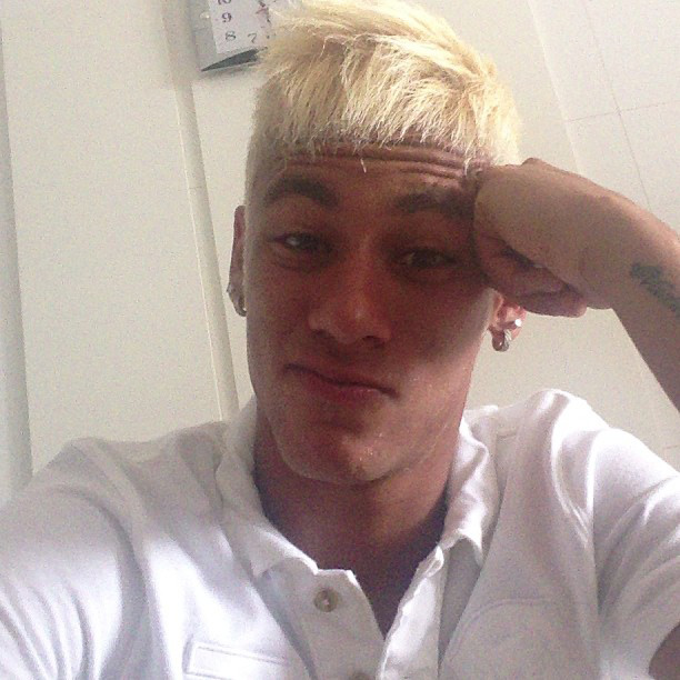 Neymar fica ainda mais loiro e adota os fios platinados