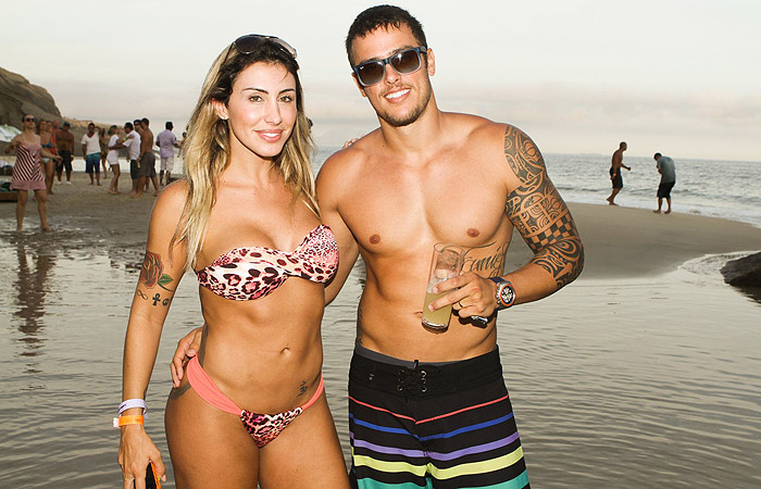 De fio-dental, Jaque Khury curte festa na praia