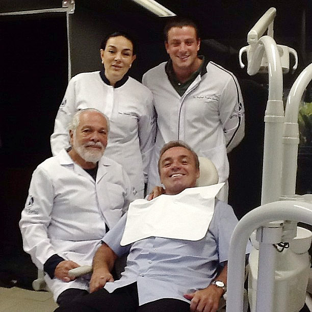 Gugu Liberato faz pose na cadeira do dentista