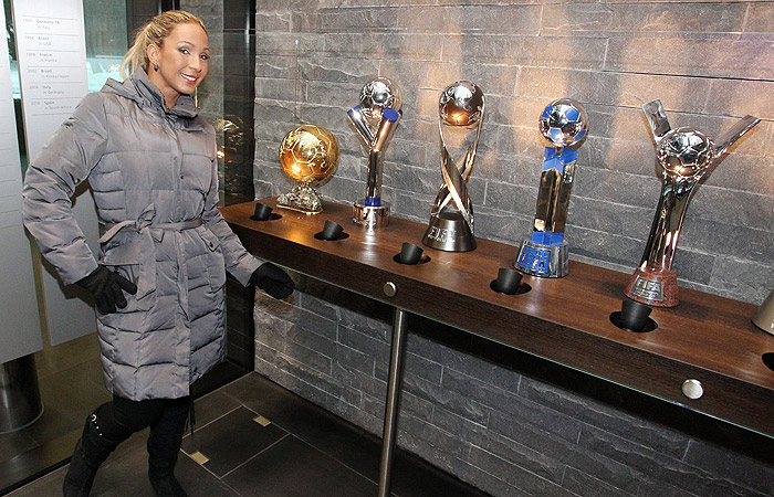 Valesca Popozuda visita sede da Fifa e faz pose com o mascote da Copa