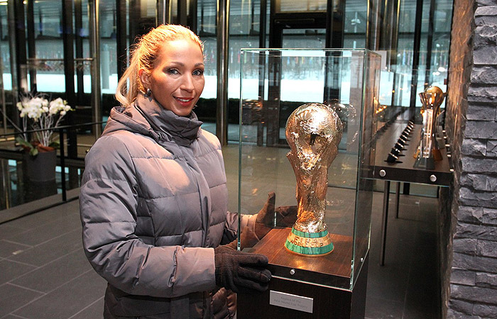 Valesca Popozuda visita sede da Fifa e faz pose com o mascote da Copa