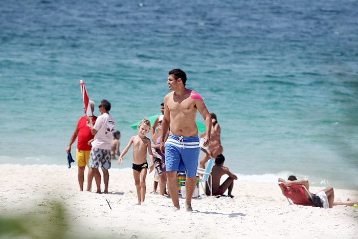 Thiago Lacerda curte dia de praia com a família