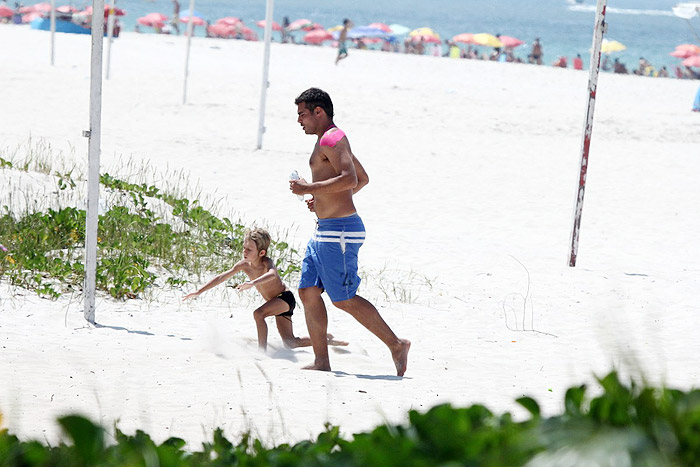 Thiago Lacerda curte dia de praia com a família