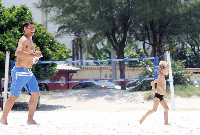 Thiago Lacerda curte dia de praia com a família