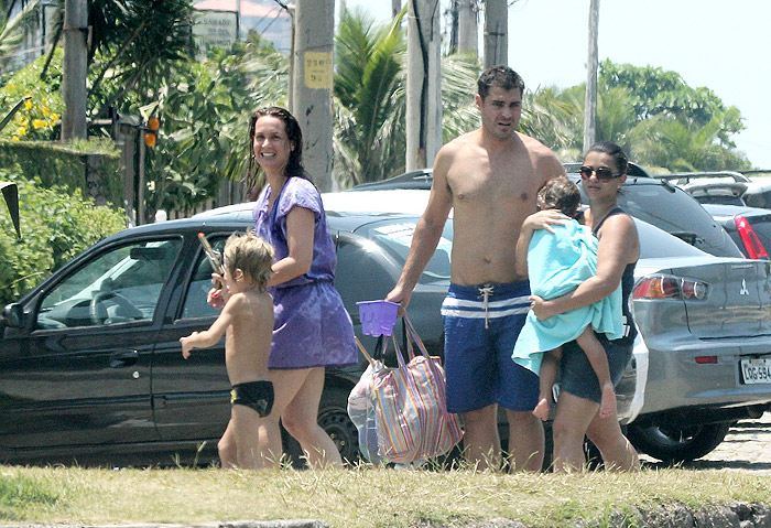 Thiago Lacerda curte dia de praia com a família