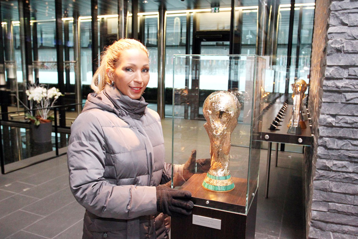 Valesca Popozuda visita sede da Fifa e faz pose com o mascote da Copa