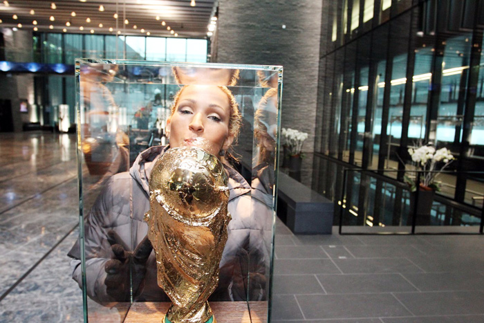 Valesca Popozuda visita sede da Fifa e faz pose com o mascote da Copa