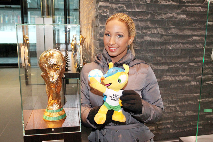 Valesca Popozuda visita sede da Fifa e faz pose com o mascote da Copa