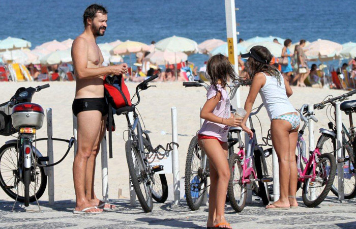 Heitor Martinez curte praia carioca com as filhas