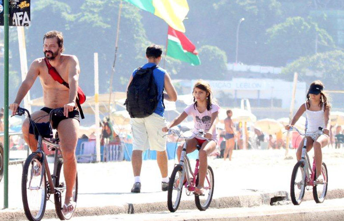 Heitor Martinez curte praia carioca com as filhas