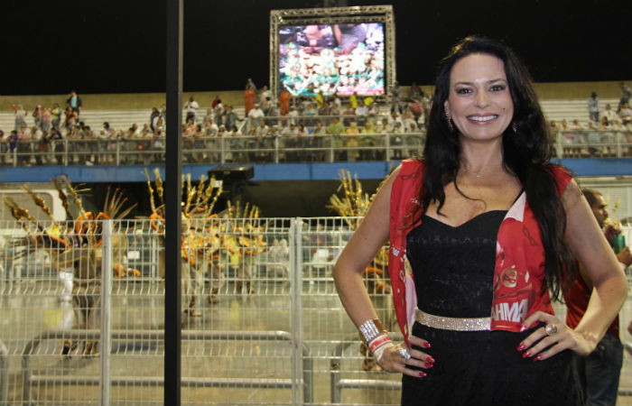  EX-BBB Jonas e Cozete Gomes prestigiam desfiles das campeãs em São Paulo