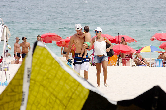 Juliana Paes curte dia de praia com o marido e o filho