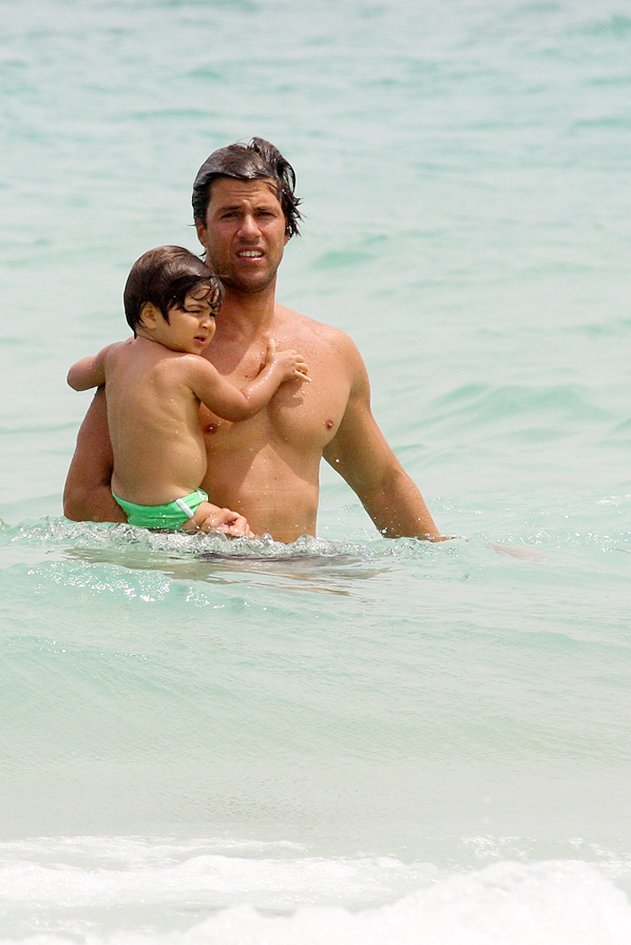 Juliana Paes curte dia de praia com o marido e o filho