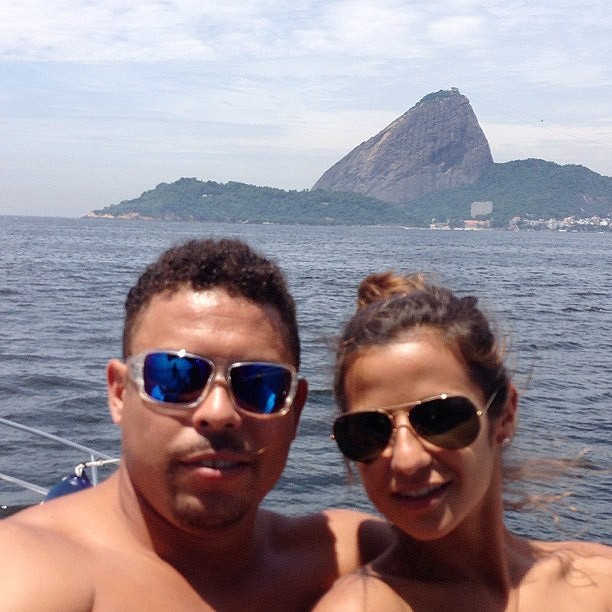 Ronaldo mostra passeio de barco com namorada