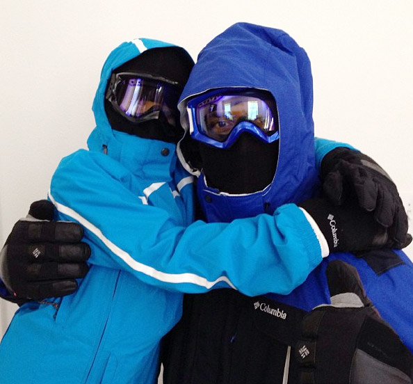 Xanddy e Carla Perez curtem frio fora do país
