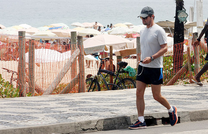 Marcelo Serrado caminha pela orla da praia de Ipanema, no Rio