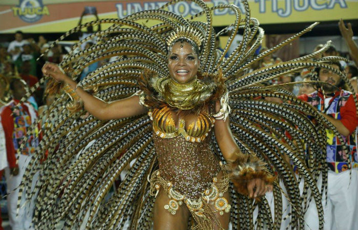 Viviane Araújo brilha no desfile do Salgueiro