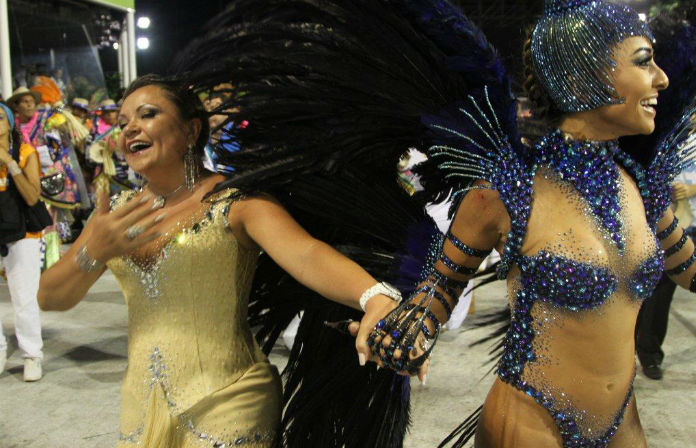 Sabrina Sato celebra a vitória da Vila Isabel na avenida