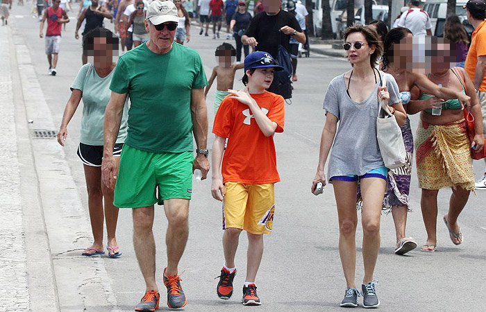 Harrison Ford caminha com a família no calçadão de Ipanema, no Rio