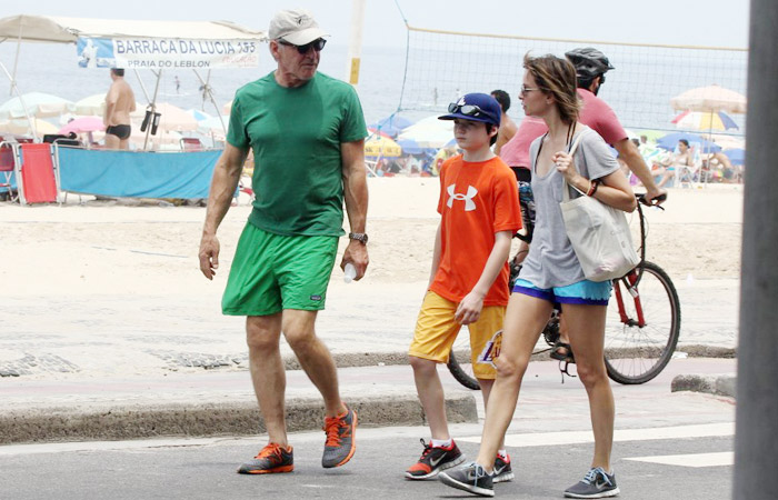 Harrison Ford caminha com a família no calçadão de Ipanema, no Rio