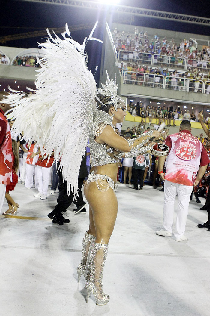 Viviane Araújo brilha no desfile do Salgueiro