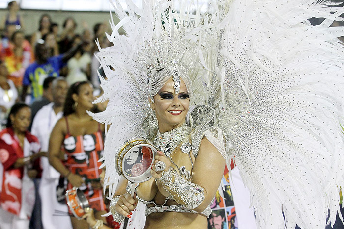 Viviane Araújo brilha no desfile do Salgueiro