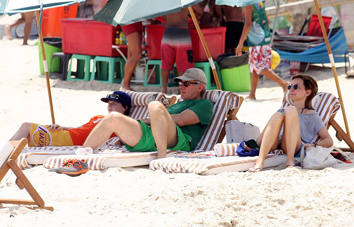 Harrison Ford fica de roupa em tarde de praia com a família