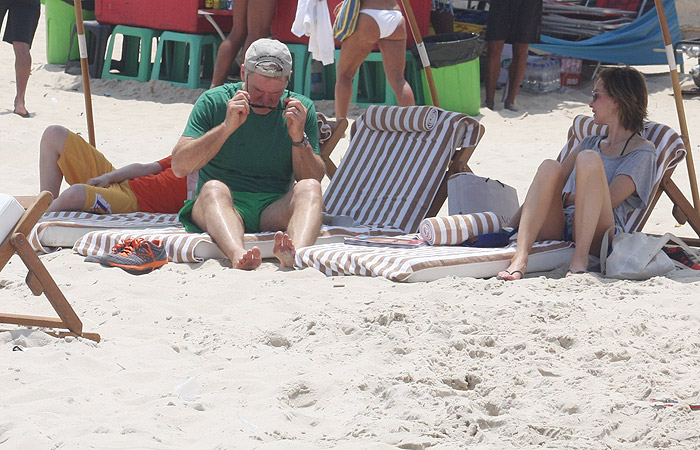 Harrison Ford fica de roupa em tarde de praia com a família