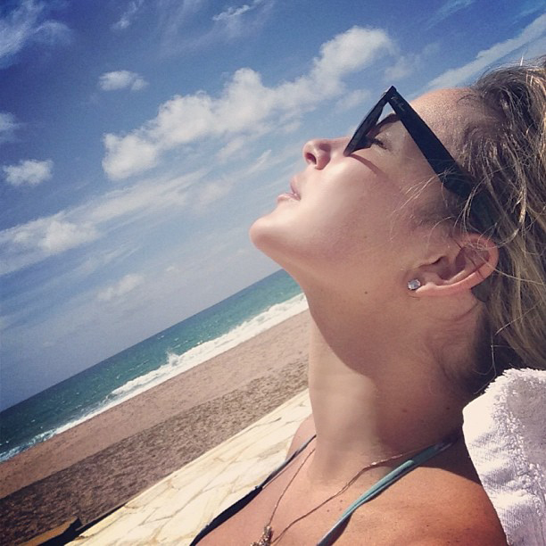 Claudia Leitte aproveita as férias na praia e coloca bronzeado em dia
