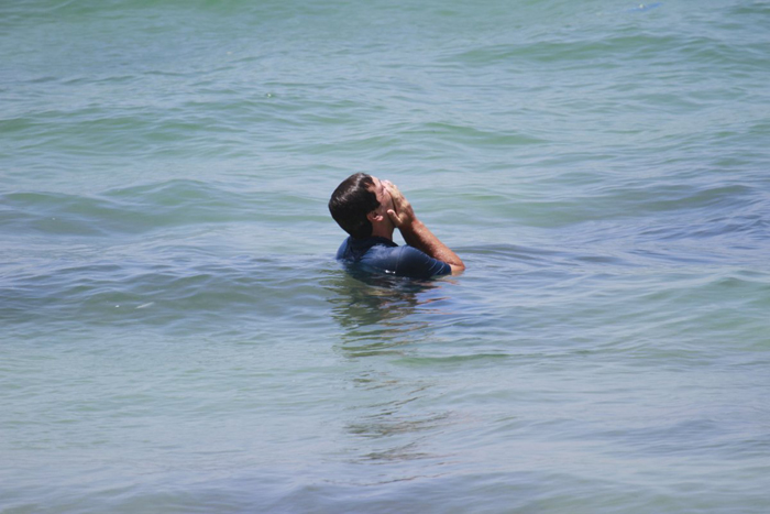 Na cena, Theo chora e se desespera no meio do mar