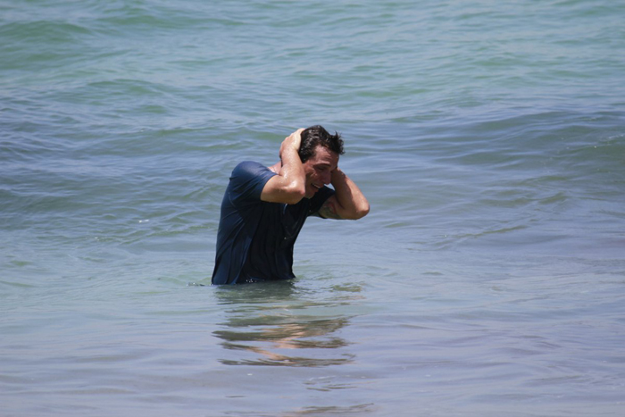 Na cena, Theo chora e se desespera no meio do mar