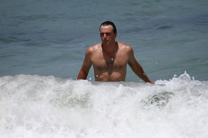 Rodrigo Lombardi grava cenas de Salve Jorge na praia