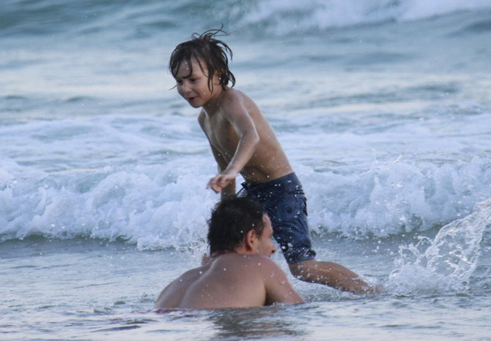 Murilo Rosa se diverte com o filho mais velho em praia no Rio