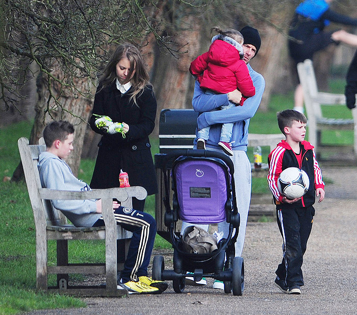 David Beckham joga futebol com os filhos em parque londrino