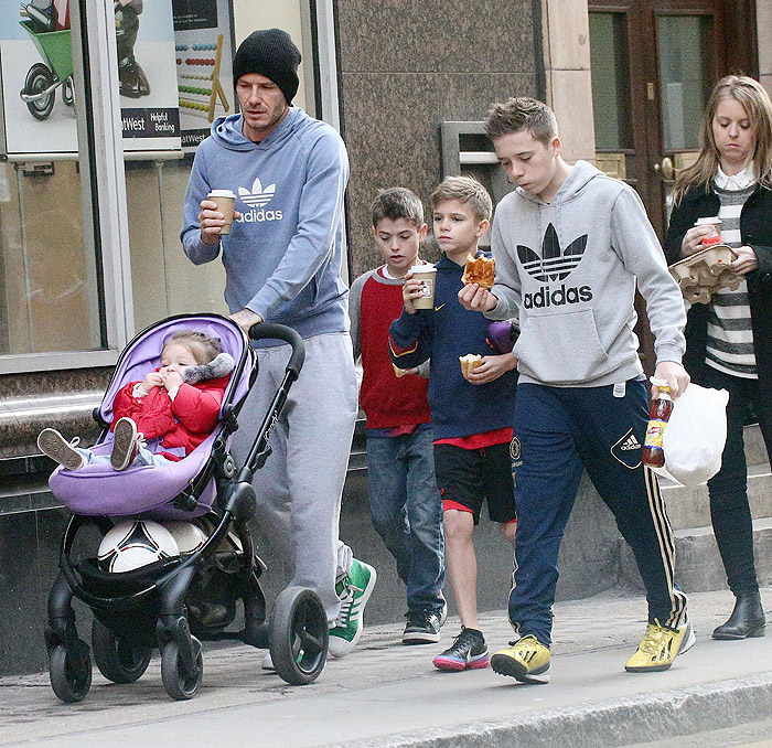 David Beckham joga futebol com os filhos em parque londrino