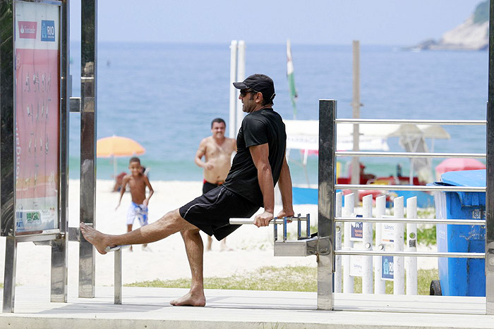 Domingos Montagner malha na orla da praia