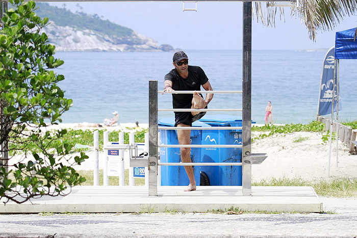 Domingos Montagner malha na orla da praia