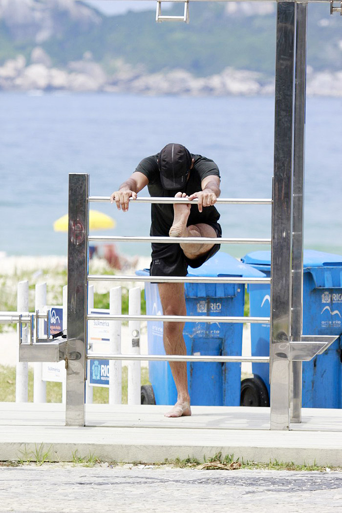 Domingos Montagner malha na orla da praia