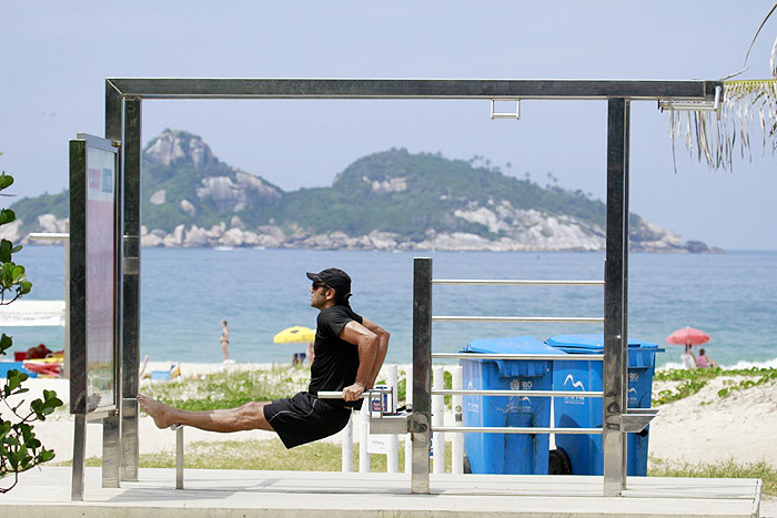 Domingos Montagner malha na orla da praia