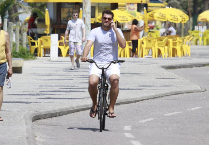 Atleta, Thiago Lacerda anda de bike, corre na areia e nada no mar