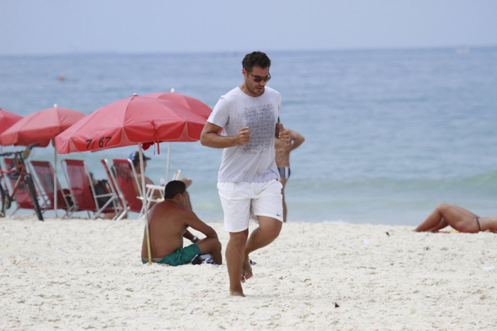 Atleta, Thiago Lacerda anda de bike, corre na areia e nada no mar