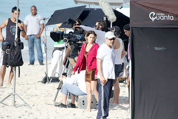 Deborah Secco roda filme em praia do Rio