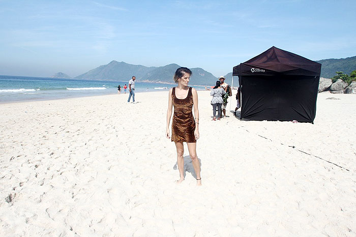 Deborah Secco roda filme em praia do Rio
