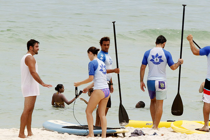 Milena Tocano e Juliano Cazarré fazem stand up paddle na Barra
