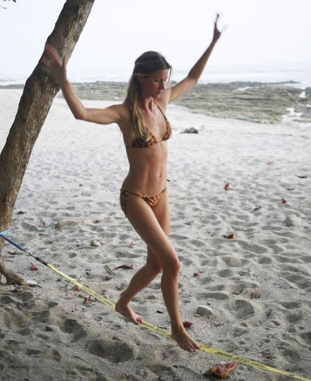 Com um corpaço, Gisele Bündchen treina slackline de biquíni