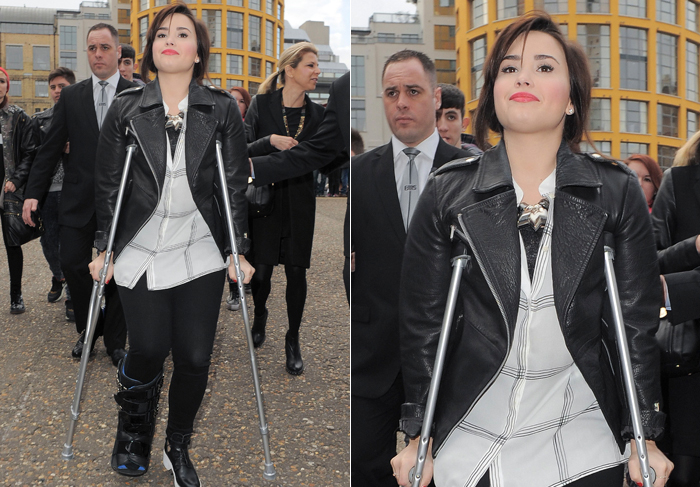 Demi Lovato vai à Fashion Week londrino com o pé imobilizado